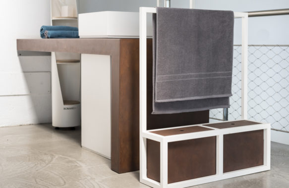 mobile arredamento bagno in corte + 1 elica bianca